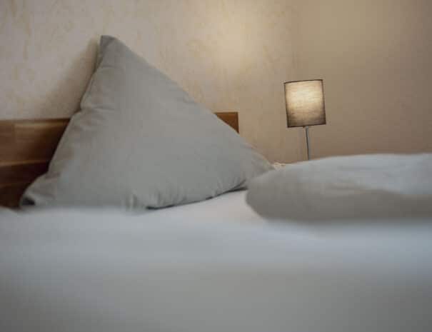 Schnarcherklippe_Bett-Detail_Budget-Doppelzimmer