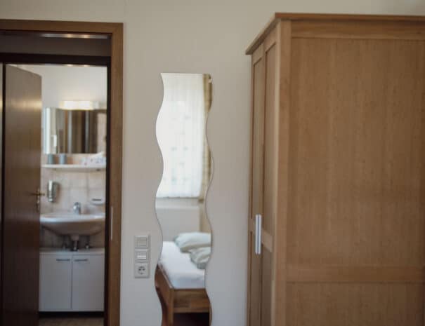 Schnarcherklippe_Spiegel_Detail-Budget-Doppelzimmer