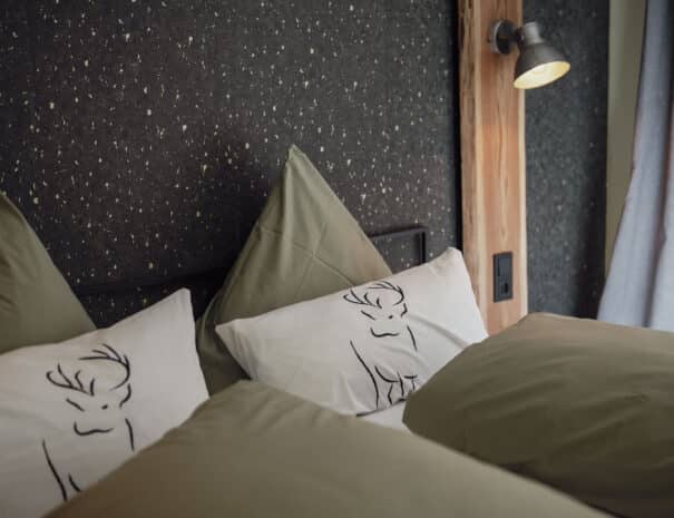 Bett im Zorger Stollen, dem Deluxe Apartment des Vor lauter Bäumen B&B