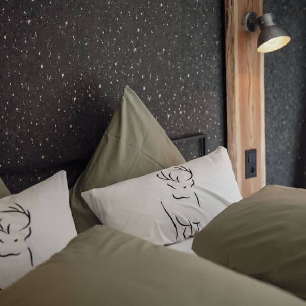 Bett im Zorger Stollen, dem Deluxe Apartment des Vor lauter Bäumen B&B