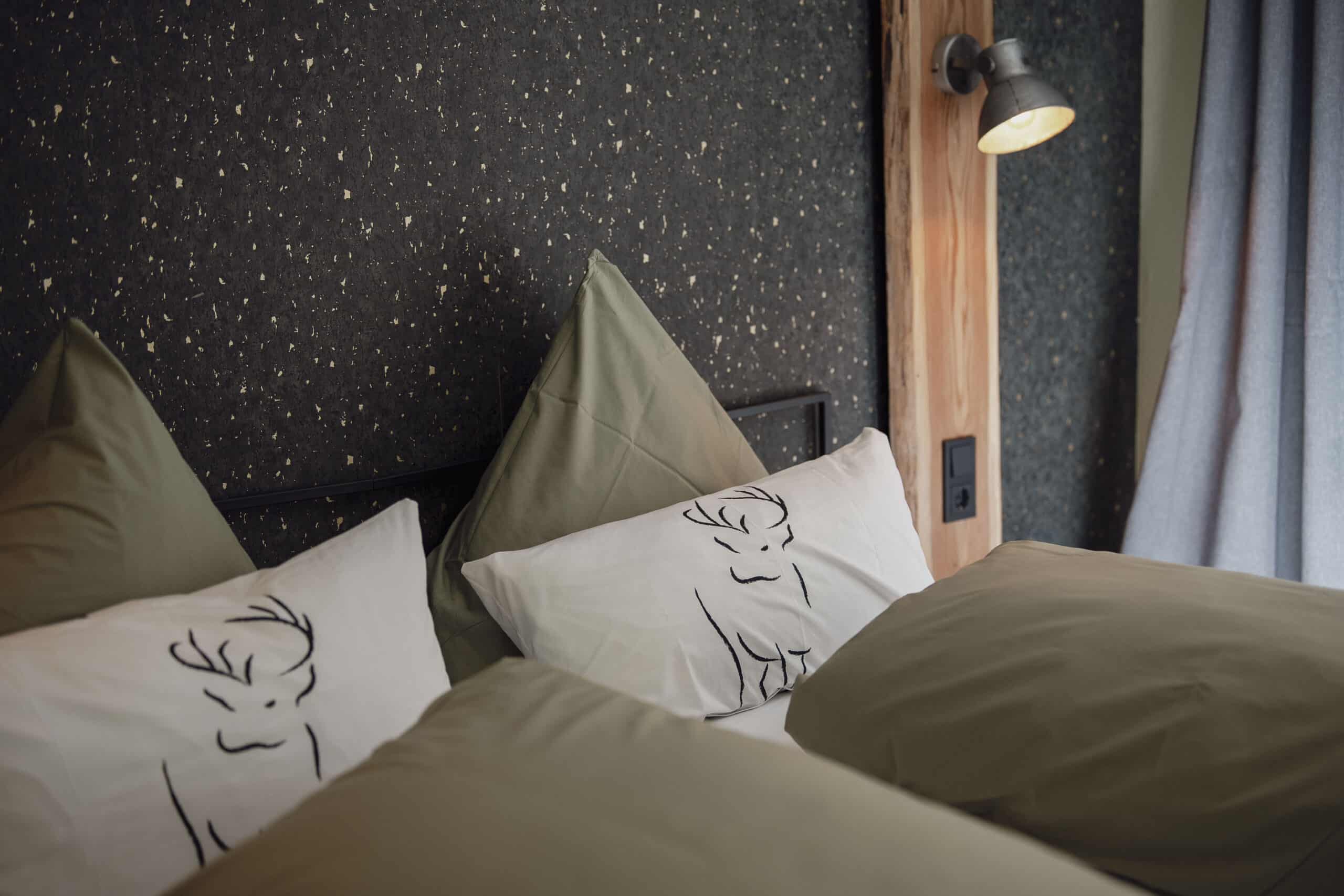 Bett im Zorger Stollen, dem Deluxe Apartment des Vor lauter Bäumen B&B